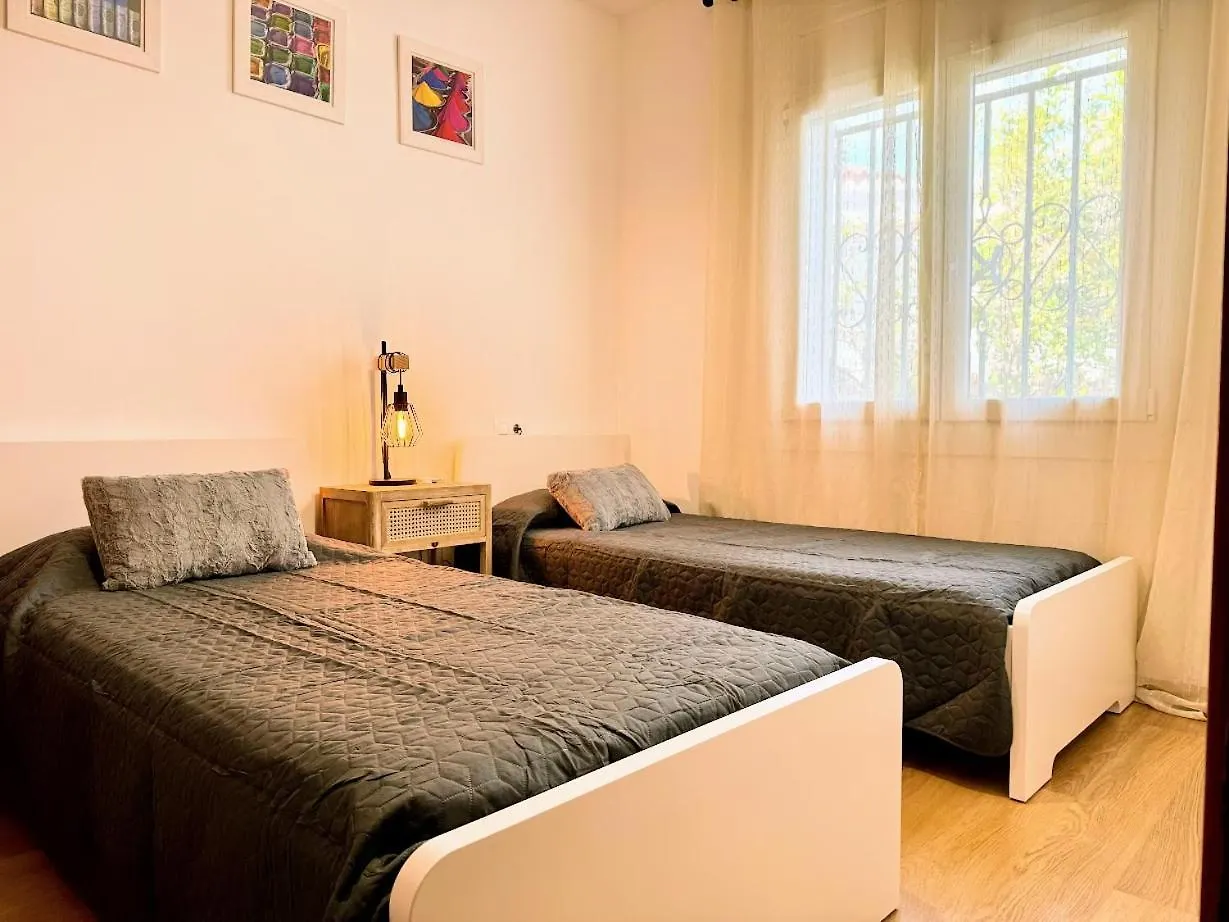 Empurialola -Encantadora Casa Con Jardin Cerca Del Centro -142 إمبوريابرافا بيت للعطل