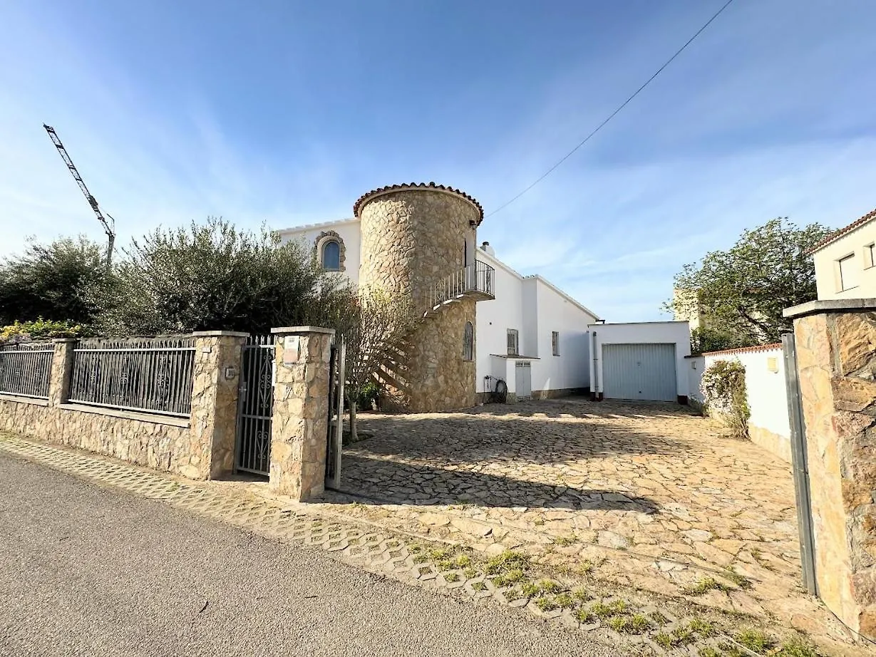 Empurialola -Encantadora Casa Con Jardin Cerca Del Centro -142 إمبوريابرافا 0*,  إسبانيا