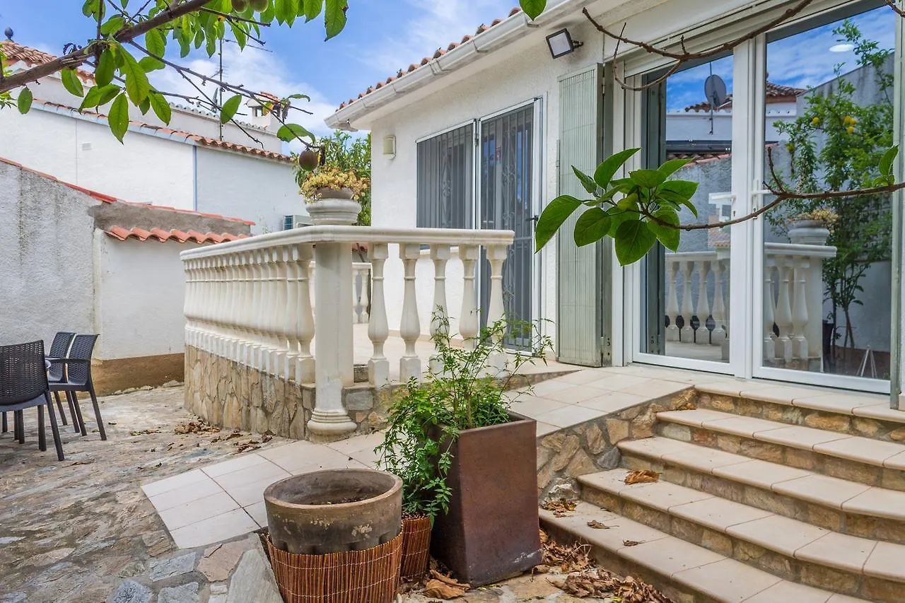 Empurialola -Encantadora Casa Con Jardin Cerca Del Centro -142 إمبوريابرافا 0*,  إسبانيا